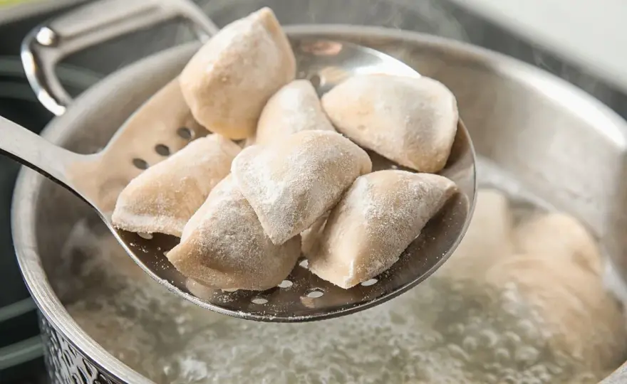 Jak gotować mrożone pierogi? Bez rozmrażania i błędów!
