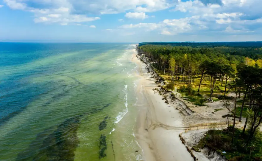 Plaża w Lubiatowie - spokojny Bałtyk? Sprawdź, zanim pojedziesz!