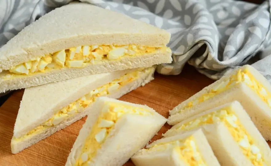 Sandwich japonais aux œufs - la méthode pour un tamago sando moelleux