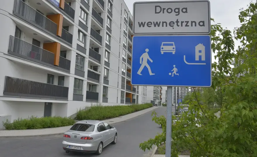 Strefa zamieszkania - zasady, parkowanie i wyjazd z osiedla