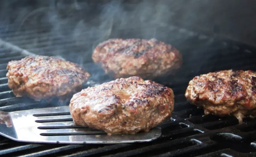 Burgery z grilla, które wychodzą soczyste - prosty sposób
