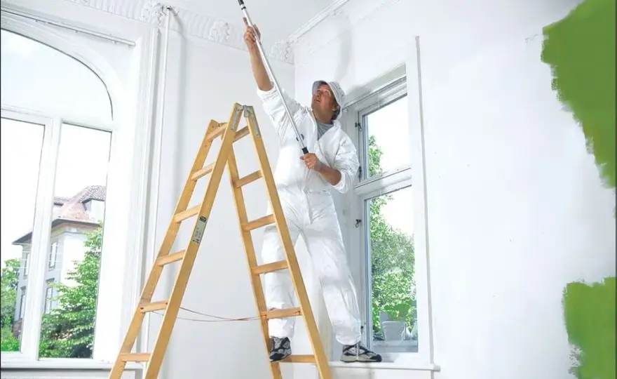 Poradnik: Jak malować kolorowe ściany na biało? Krok po kroku