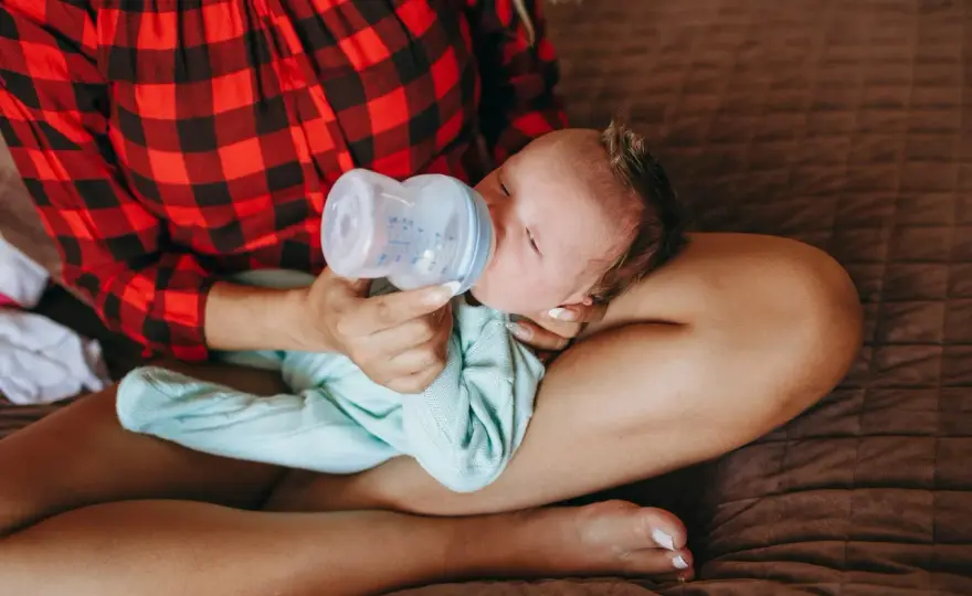 Alimentazione mista tra seno e formula, una guida pratica