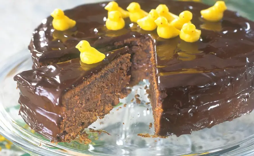 Chokladtårta till påsk med saftig botten och festlig dekor