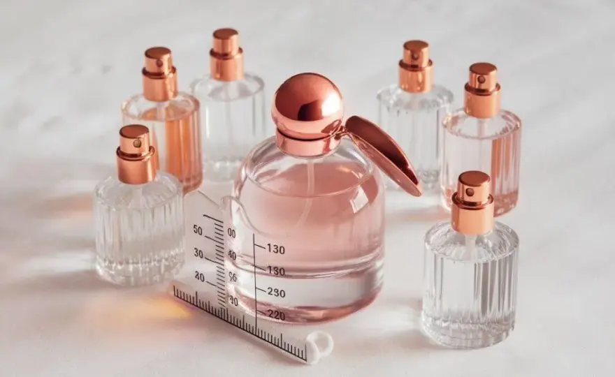 Jak długo starcza 30 ml perfum? Czas użytkowania i porady