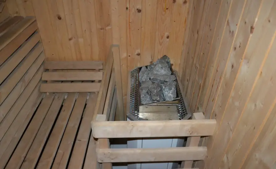 Sauna w piwnicy - czy to ma sens? Koszty, wentylacja, wilgoć
