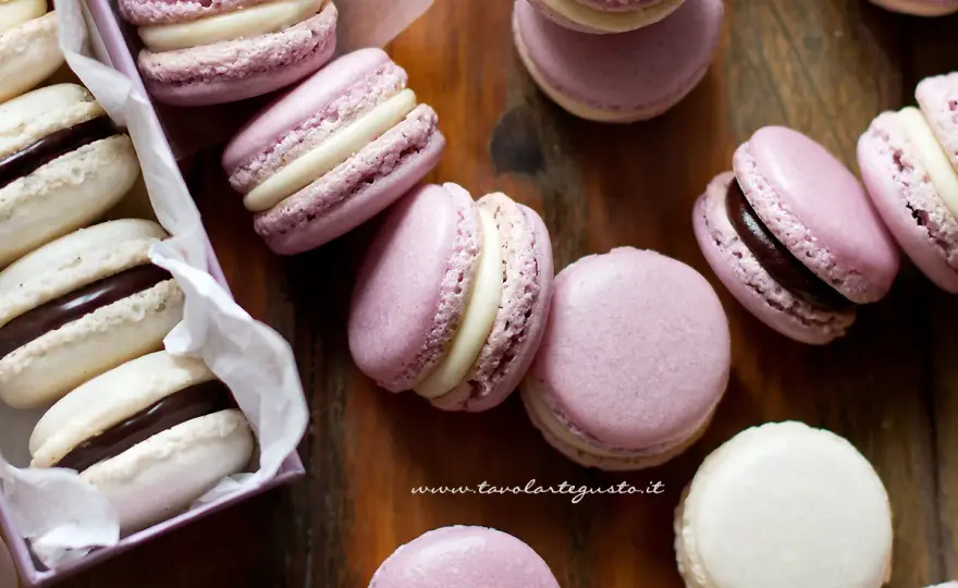 Macarons con meringa italiana, lisci e dal cuore morbido