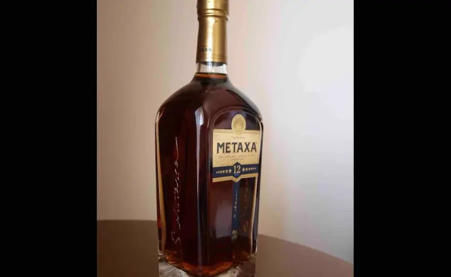 Jak pić metaxę? Odkryj najlepsze sposoby i przepisy na drinki