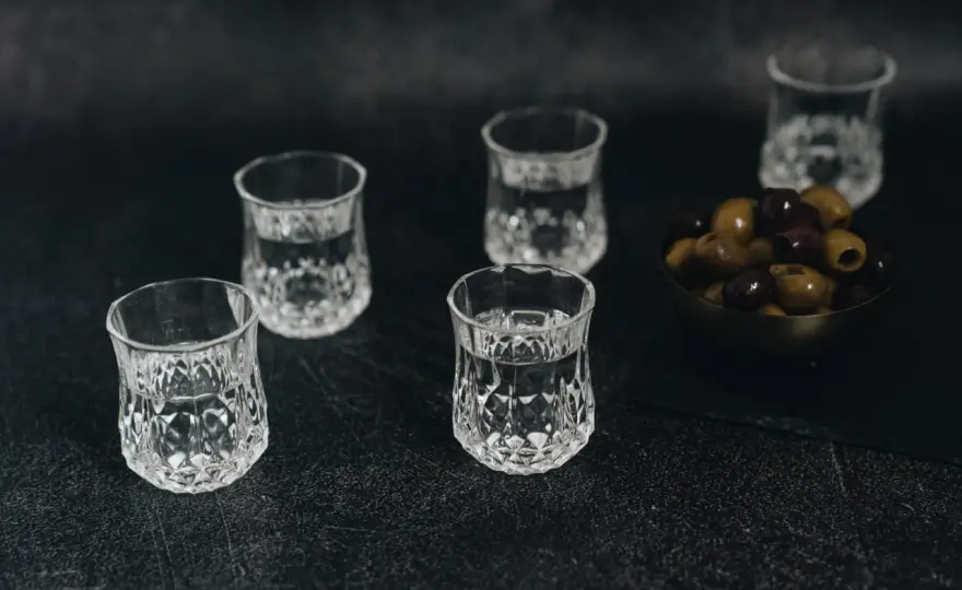 Czarna wódka - Co to jest i jak ją pić? Poradnik