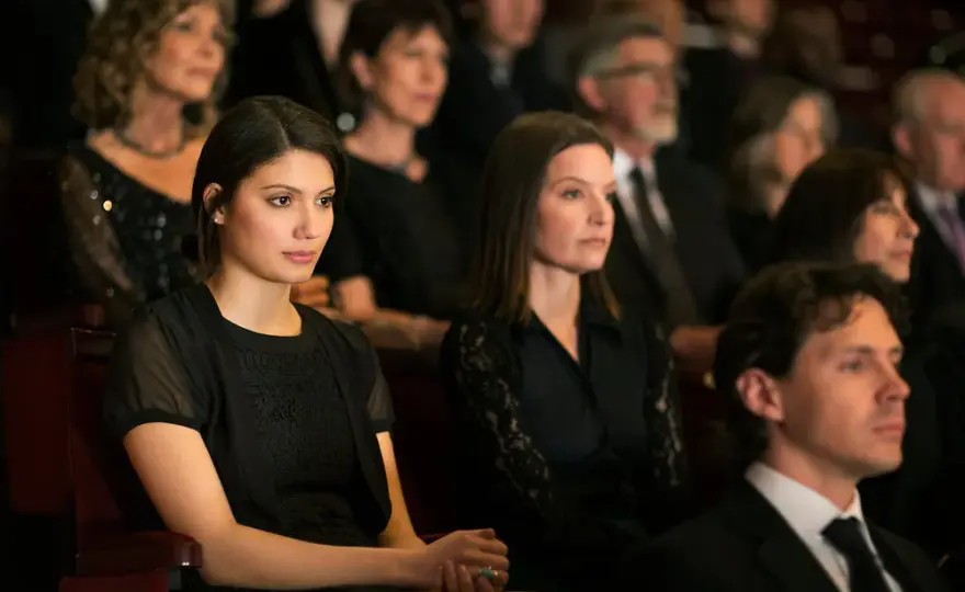 Jak ubrać się na koncert muzyki klasycznej, by wyglądać elegancko i czuć się komfortowo