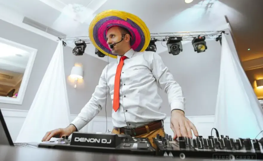 Ile kosztuje DJ na osiemnastkę? Ceny, pakiety i jak oszczędzić