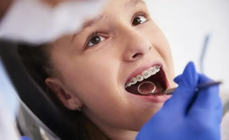 Ortodonta czy dentysta? Kto założy aparat na zęby?