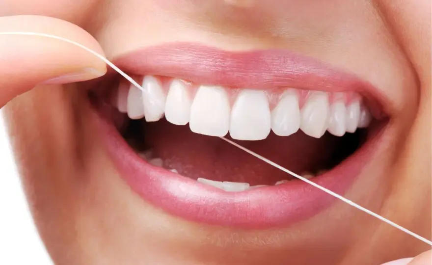 Filo interdentale allarga i denti? La verità e come usarlo