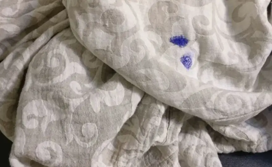 Skuteczne sposoby na to, czym zmyć marker z bluzy bez uszkodzeń
