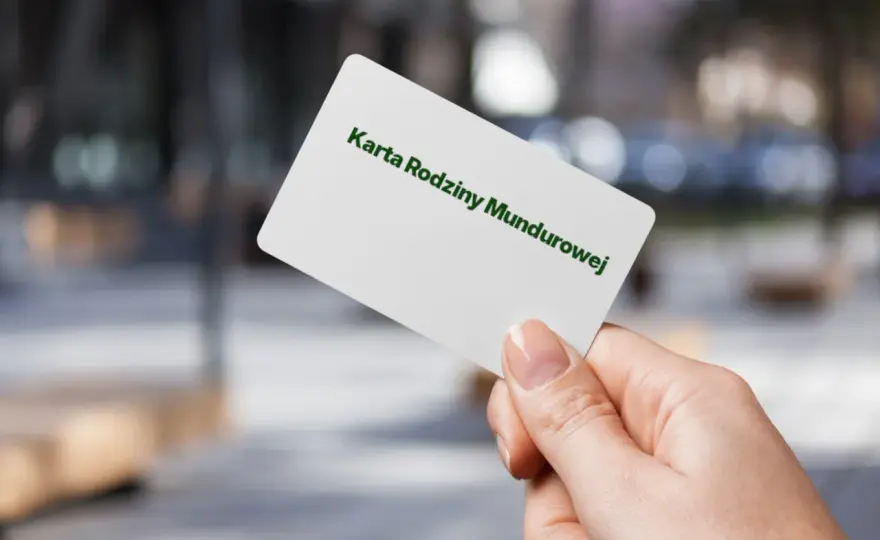 Karta rodziny mundurowej - Jakie zniżki oferuje i komu przysługuje?
