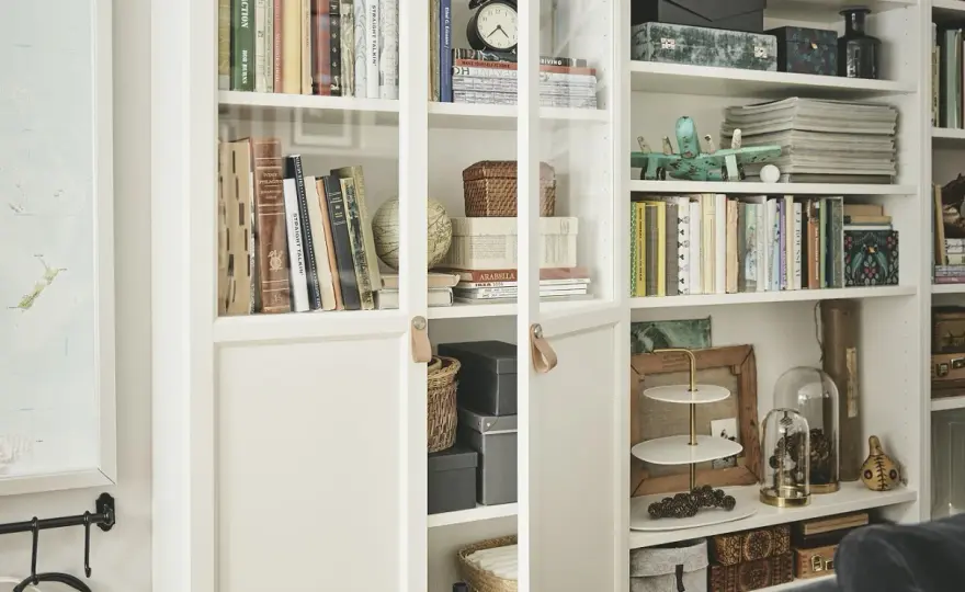 IKEA białe meble: Jak czyścić, by lśniły i nie żółkły? Poradnik