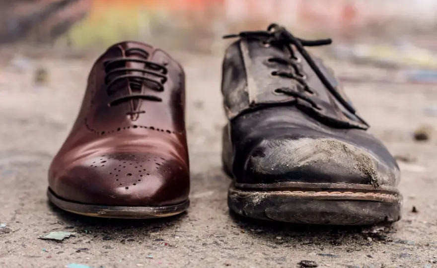 Gdzie wyrzucić zniszczone buty? Poznaj nowe przepisy i lokalizacje