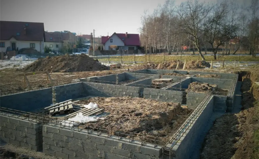 Izolacja pozioma fundamentów - suchy dom na lata? Sprawdź!