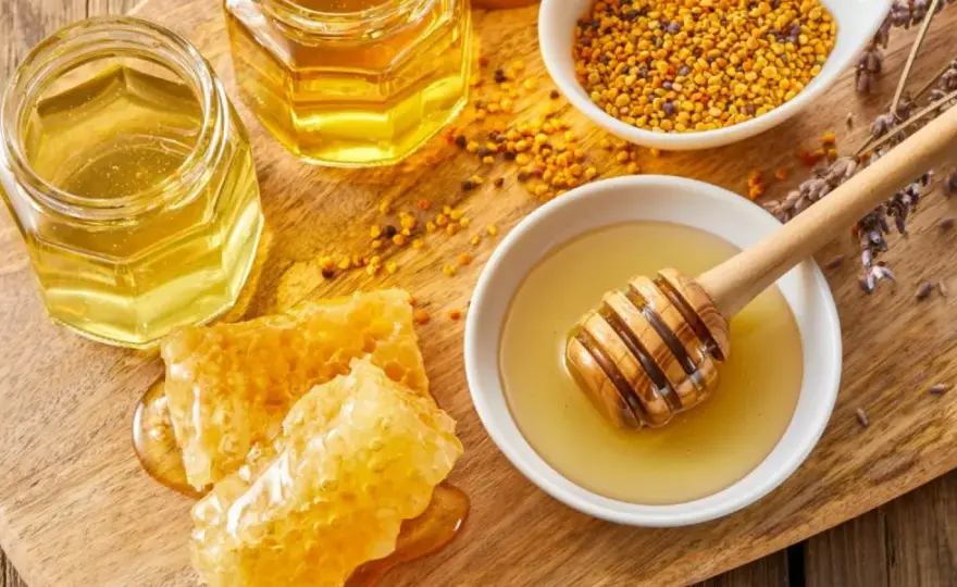 Jak smakuje miód pitny? Odkryj różnorodność smaków i aromatów