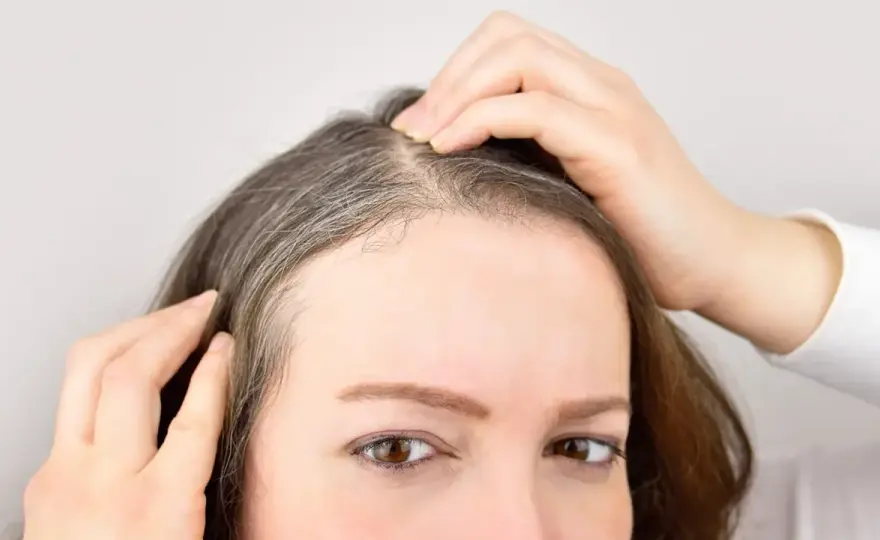Baño de color para canas - cuándo conviene y cuándo se queda corto