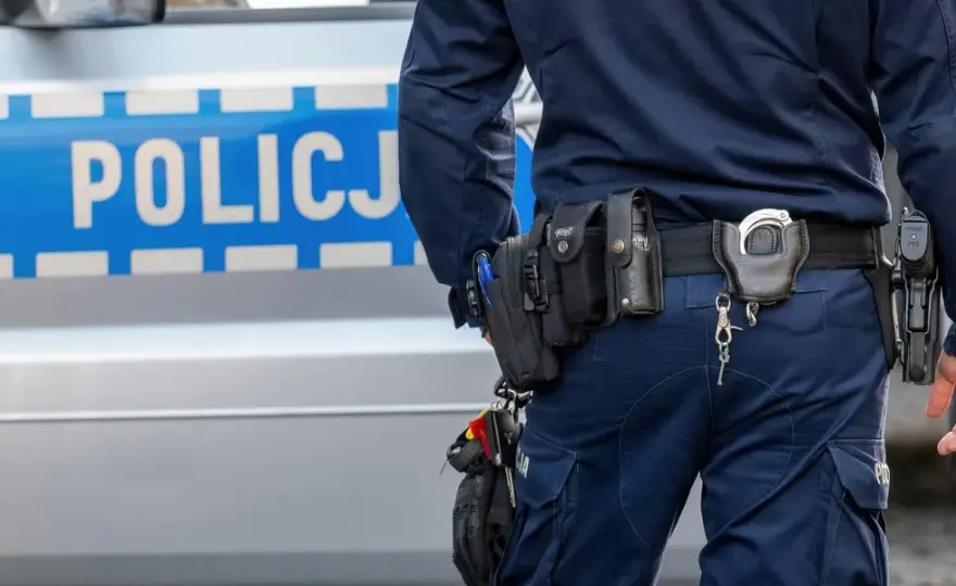Kto jest zwolniony z alarmu w policji? Zasady i wyjątki dla rodziców