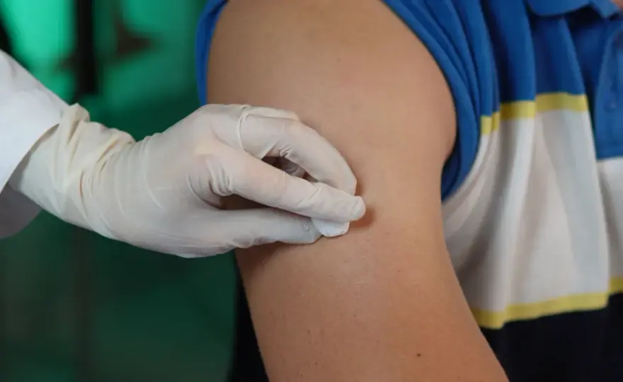 Jak bezboleśnie wykonać zastrzyk podskórny w ramię? Nasze metody