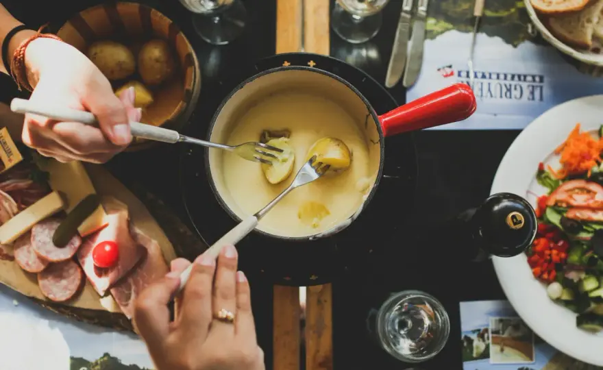 Quels fromages choisir pour une fondue suisse réussie ?