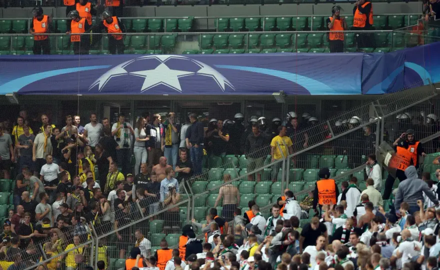 Stadionowe chuligaństwo - Jak rozpoznać i chronić się na meczu?