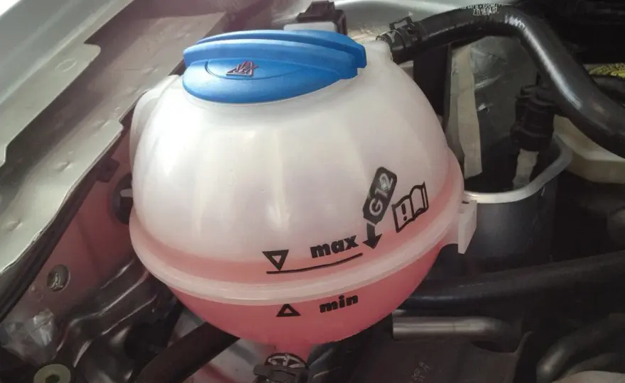 ¿Qué agua lleva el coche? Guía para cada sistema