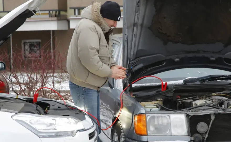 Auto nie odpala? Zepsuty rozrusznik - Jak awaryjnie uruchomić?