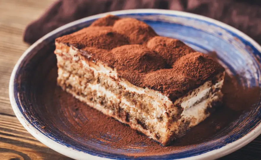 Tiramisu - Co oznacza ta nazwa? Poznaj sekret deseru!