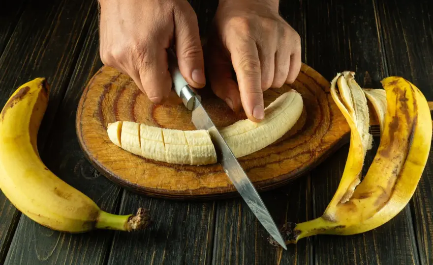 Co jeść na skurcze nóg - dlaczego sama woda i banan to za mało?