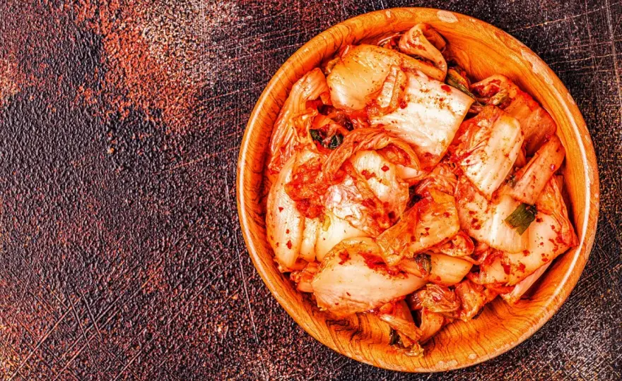 Kimchi: Ile wytrzyma w lodówce? Sekrety świeżości i smaku.