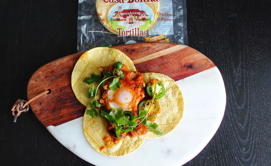Huevos rancheros - tortilla croustillante et jaune coulant