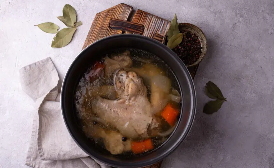 Co zrobić z gotowanego mięsa drobiowego? 5 pysznych przepisów na dania