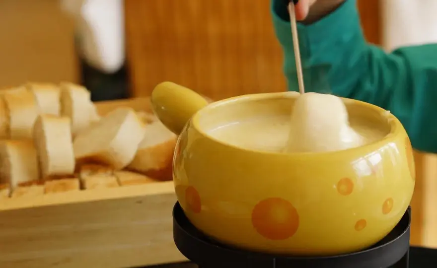 Fondue suisse au fromage, les gestes qui changent tout