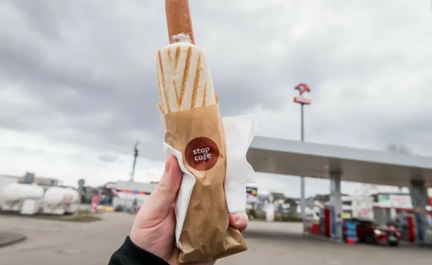 Hot dog z Orlenu: Cennik, promocje i sekrety kultowej przekąski