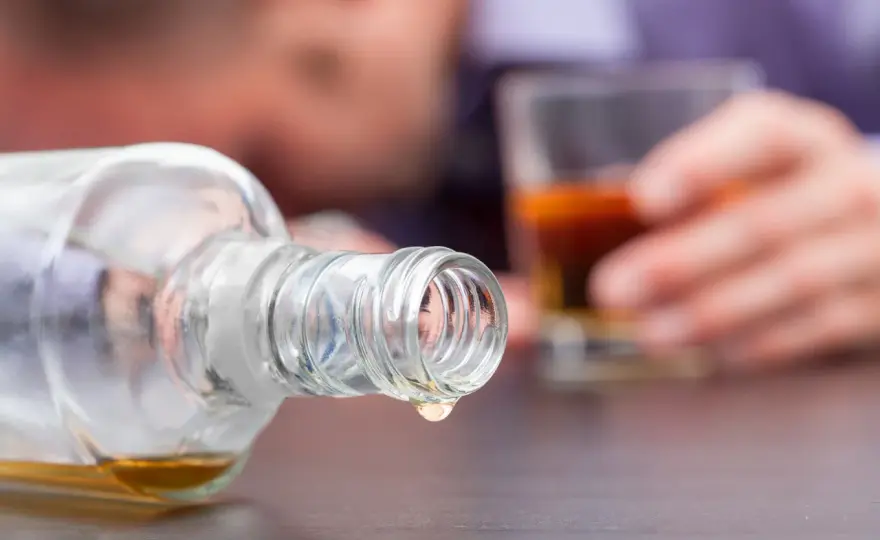 Jak rozpoznać alkohol z metanolem? Objawy i ratunek