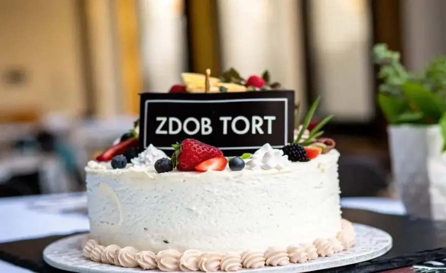 Tort na 14. urodziny - jak wybrać smak i dekorację