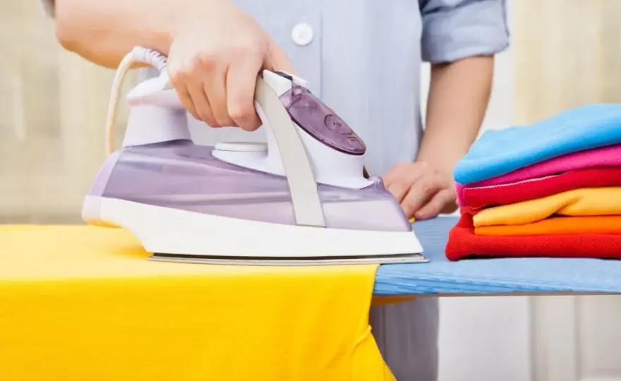 Zamaskuj dziurę w bluzce: odśwież styl i bądź eko!