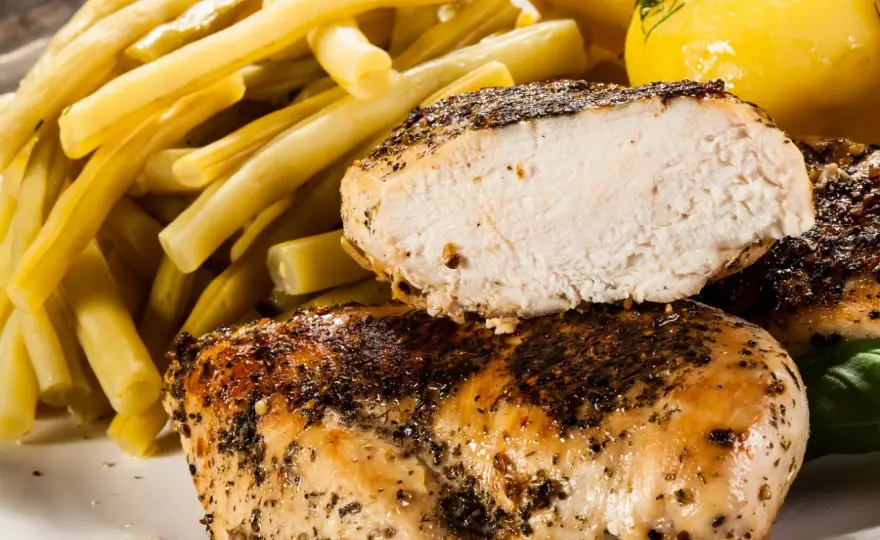 Jak zrobić soczysty filet z kurczaka? Sekrety mistrzów kuchni!