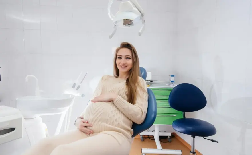 Czy dentysta w ciąży jest za darmo? Sprawdź, co przysługuje przyszłym mamom