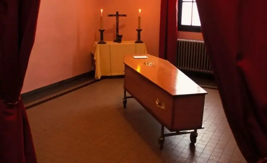 Sen o trumnie co oznacza? Odkryj jego ukryte znaczenie i symbolikę
