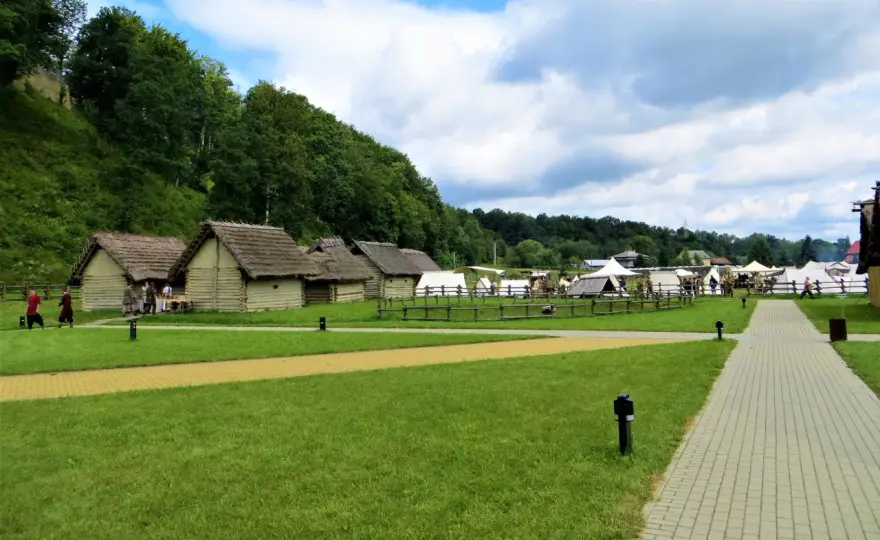 Skansen Archeologiczny Karpacka Troja - historia i atrakcje dla odwiedzających