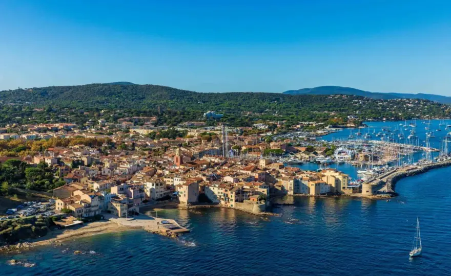 Jak dojechać z Nicei do Saint-Tropez? Najlepsze opcje transportu i czas podróży