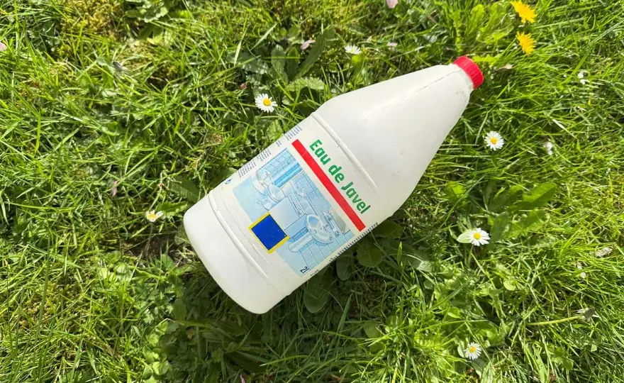 Javel et mauvaises herbes - une fausse bonne idée ?