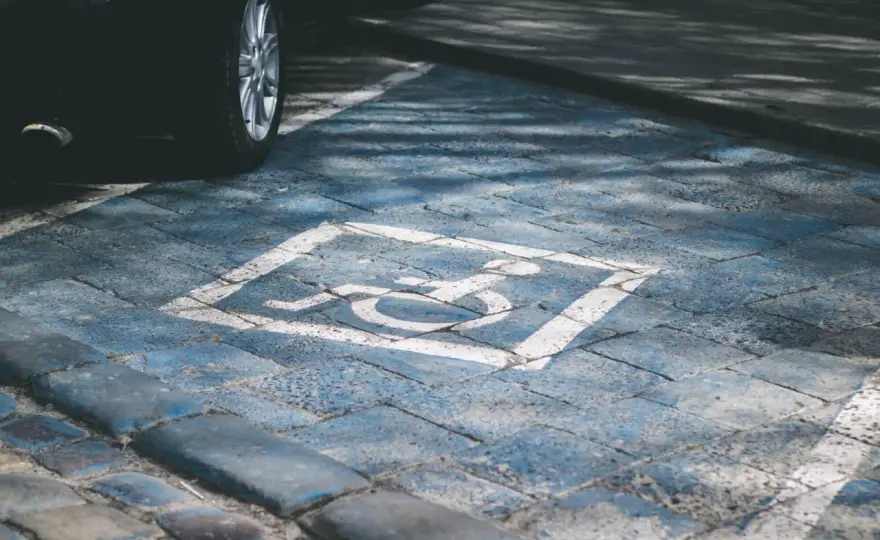 Miejsce parkingowe dla niepełnosprawnych pod blokiem - zasady