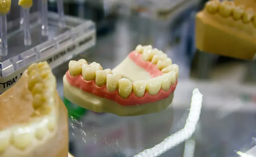 Dentiera mobile instabile? Cause e soluzioni per ritrovare stabilità