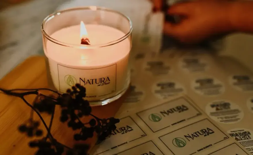 Świeczka o zapachu świerku – naturalny sposób na relaks w domu