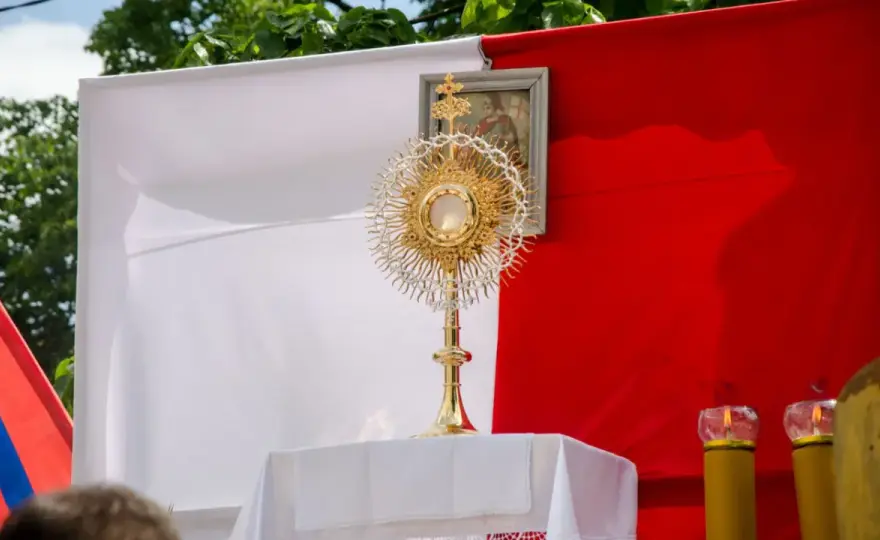 Ile ołtarzy na Boże Ciało? Odkryj ich znaczenie i symbolikę